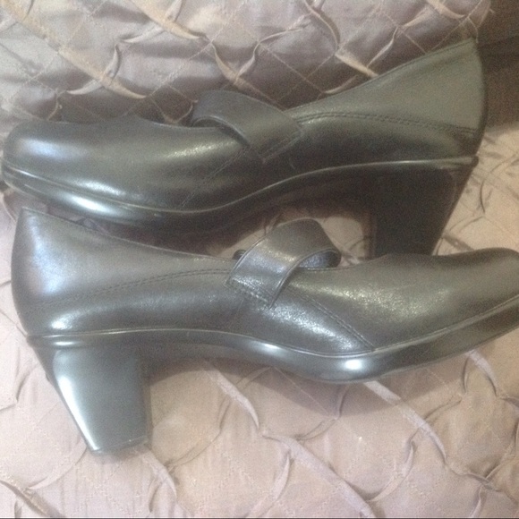 Shoes - Picture 2 of 4